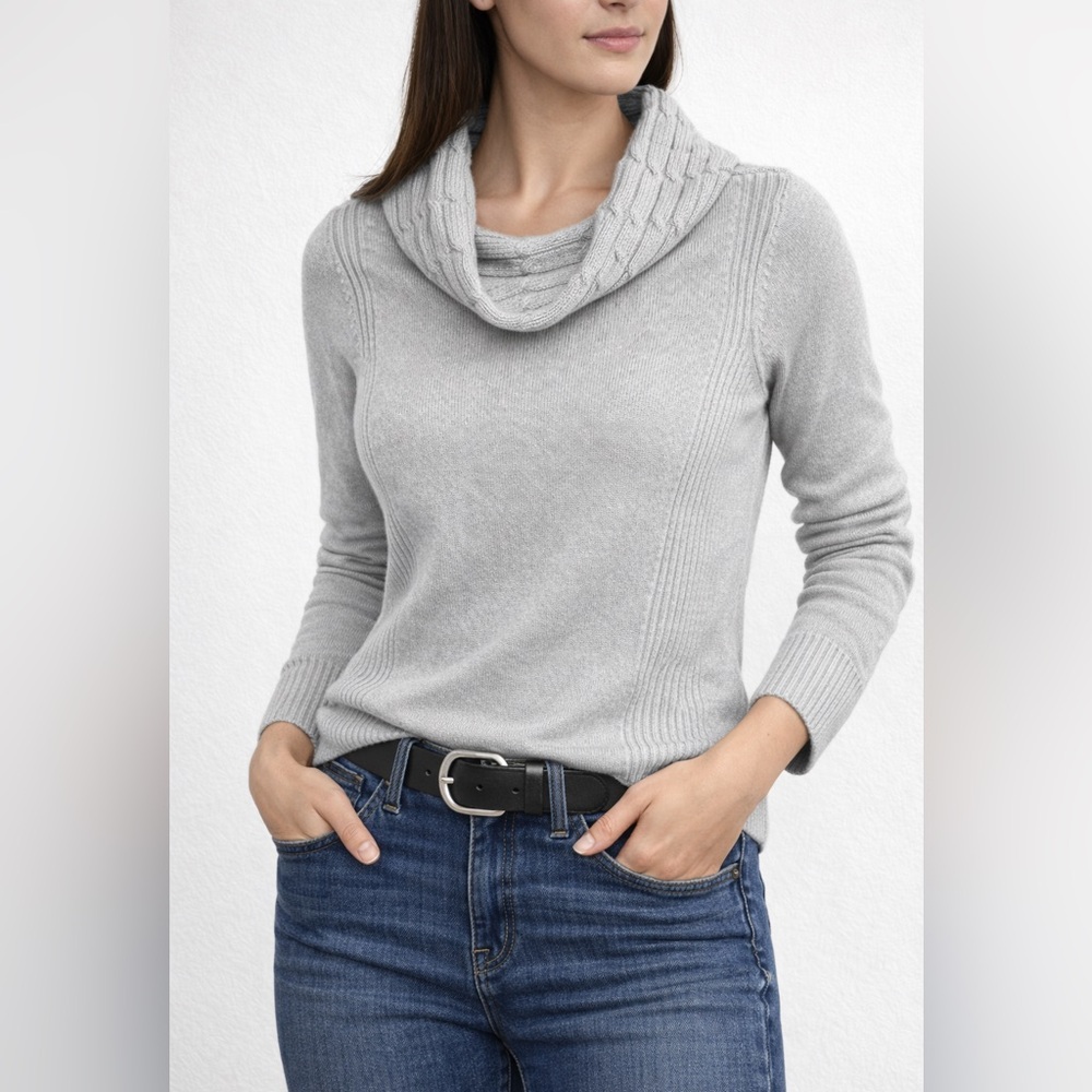 Soft, cozy knit sweater in a beautiful light gray shade 🤍